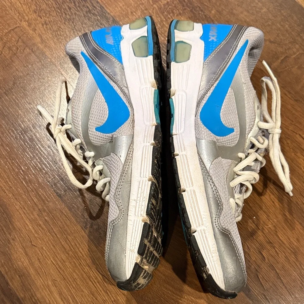 Nike sneakers silver